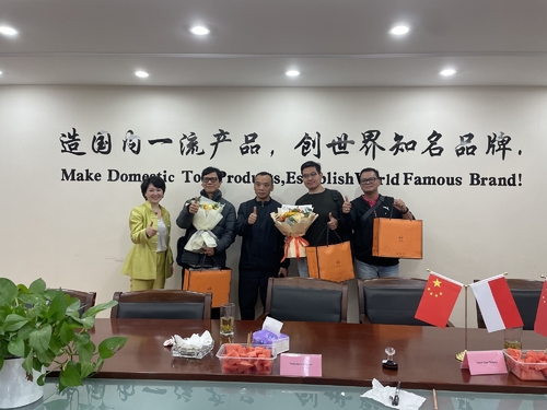 Ultime notizie aziendali su Il cliente indonesiano ha visitato la fabbrica Xinwei
