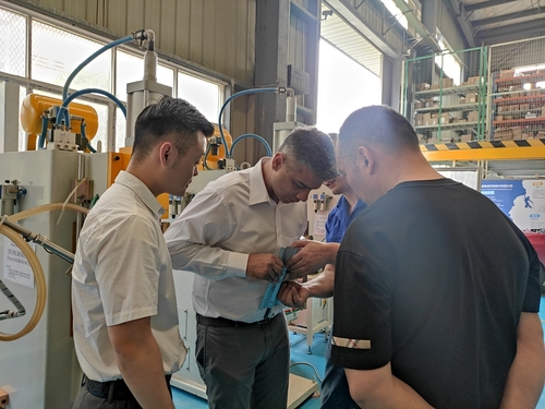 Ultime notizie aziendali su Il cliente di Dubai ha visitato la fabbrica Xinwei
