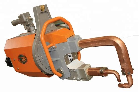 Un buon prezzo. Saldatore a punti raffreddato ad acqua manuale 45KVA Synchronous Control della sospensione in linea