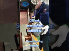 Saldatura del serbatoio dell'olio con il saldatore a cucitura